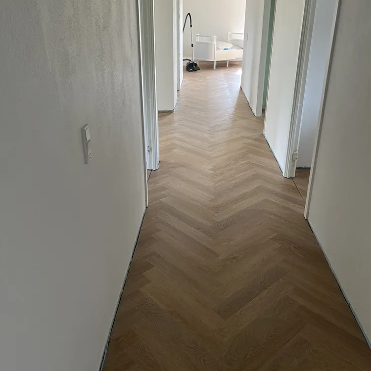 Detalje af sildebensgulv i vinyl