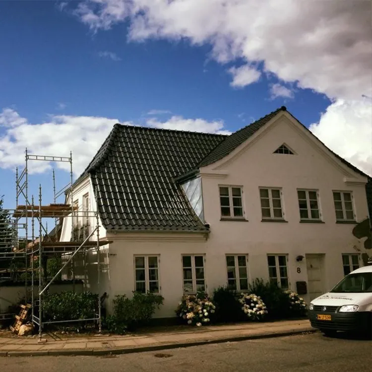 Sort falstagsten og tagflade ved tagskift i Vodskov